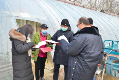 强化春节期间自产农产品安全监管, 农业农村部门督导检查人员在行动